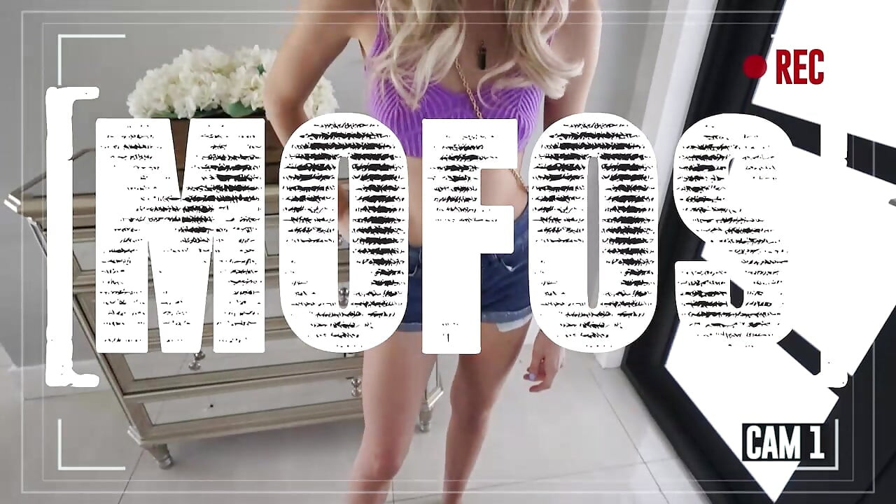 Mofos - si cewek hot rambut pirang bella jane menggoda tukang reparasinya sendirian sebelum nyepong kontolnya sampai dalam banget