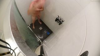 热瑜伽水疗和淋浴男人摄像头