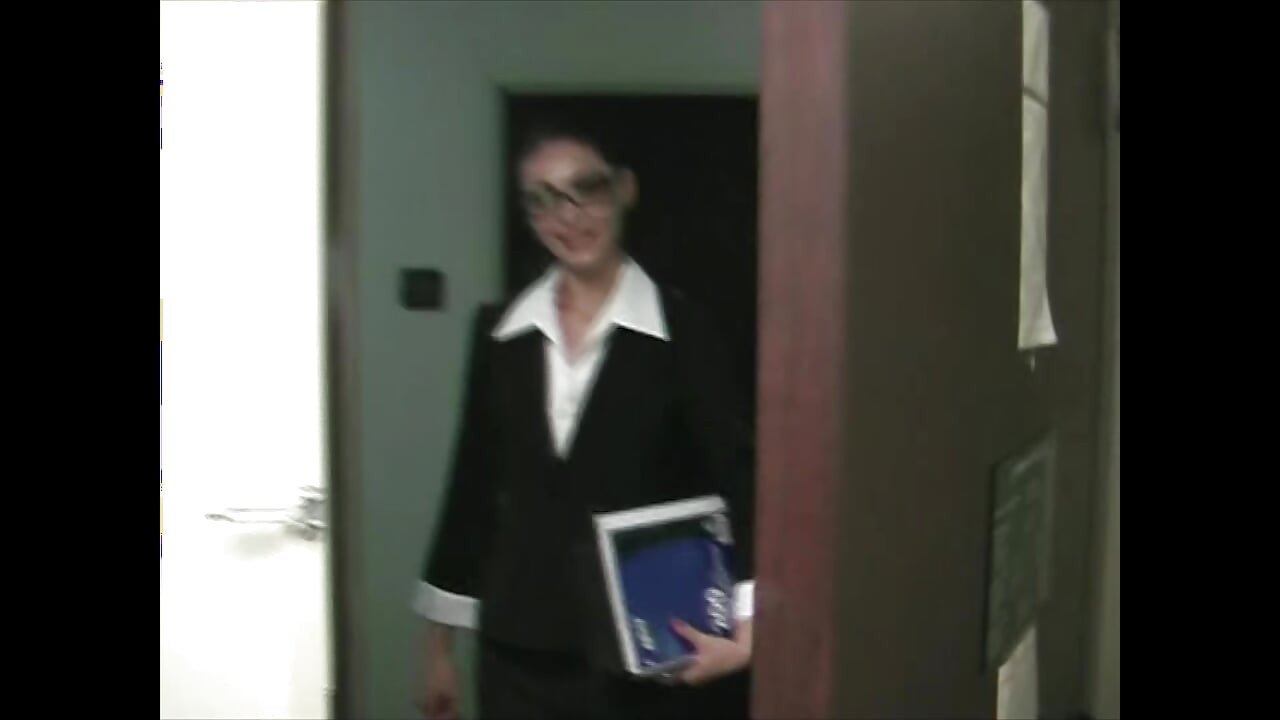 Seksi kamsin sekretri bs ke lie parphekt lnd chusaee de rahi hai