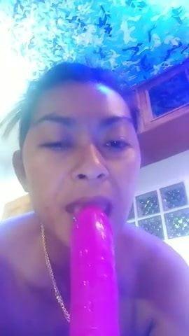 Thai Frau liebt den Dildo in Muschi und Arsch