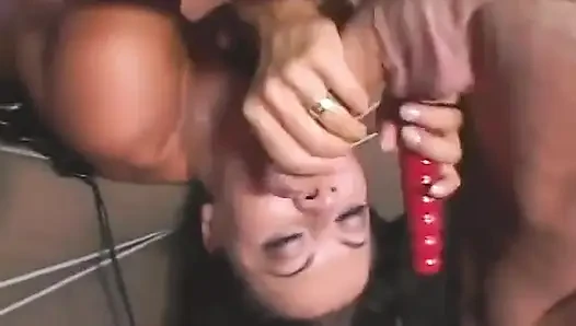 Ateşli esmer şeyler yarak ve büyük dildoyla dolu