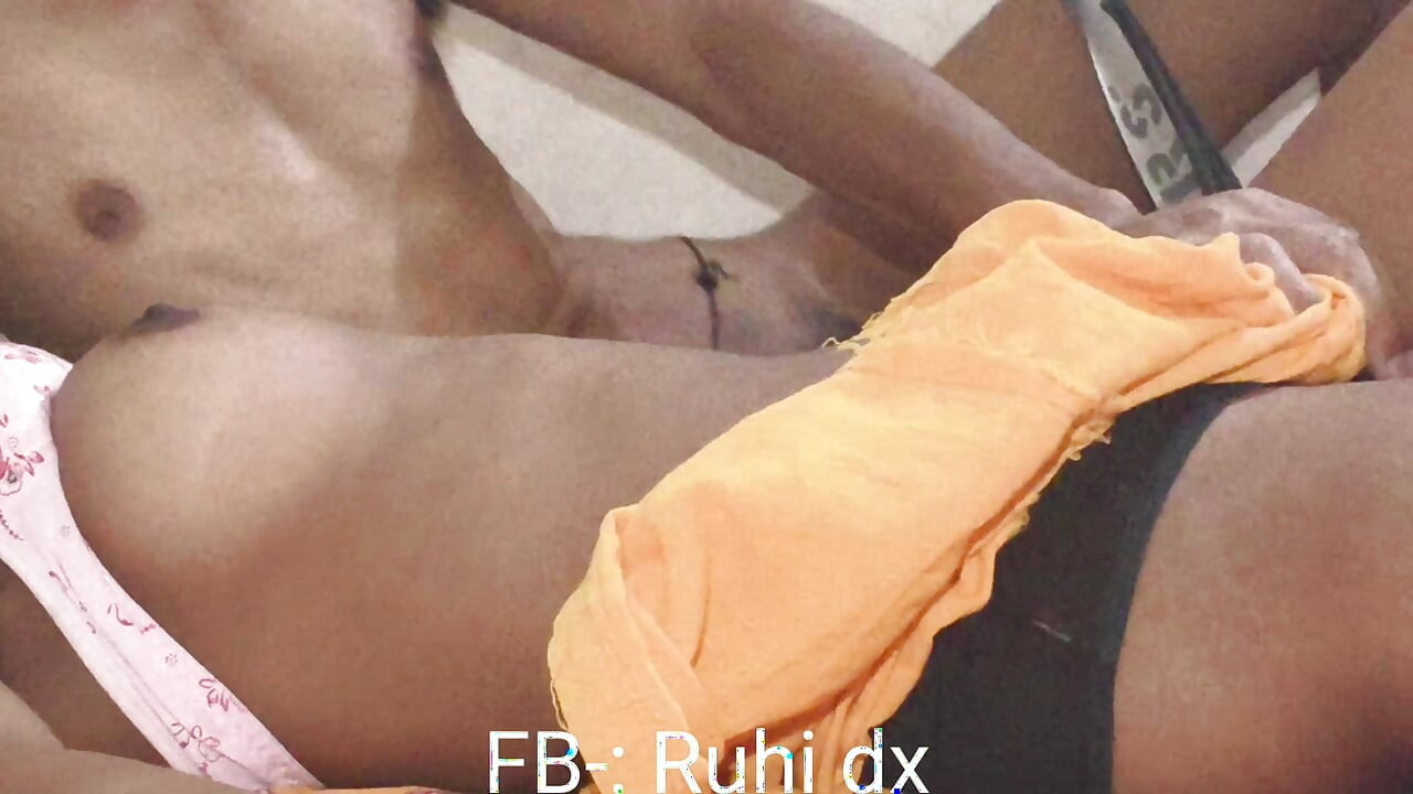 Kapde badalte waqt apni bahen ko dekha aur usne bula ke sex kiya