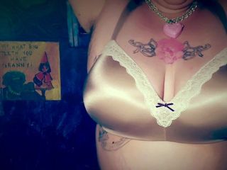 Tattooed Bbw wife let's huge heavy hangers out of 40G bra