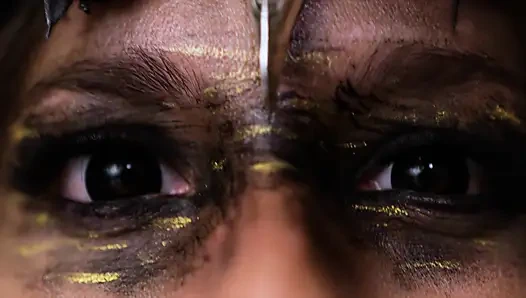 Karanlık bir Noel gecesi. İki günahkar güzellik ve oyuncakları.