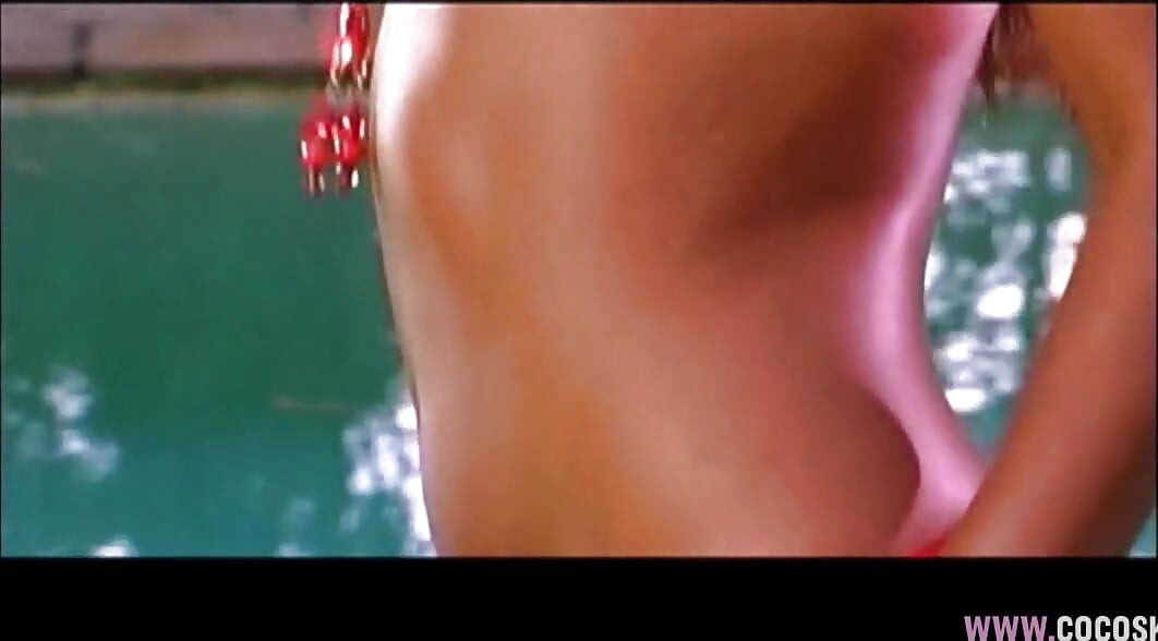Ruiva e morena lésbicas usam vibrador de vidro por piscina