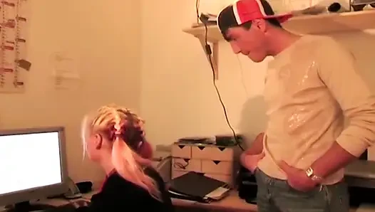 Ahegao blonde menjilati kontol berdenyut ludah menetes