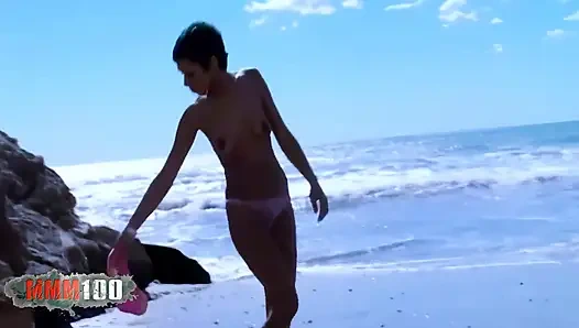 Canele: güzel Arap baston dans ediyor ve plajda soyunuyor