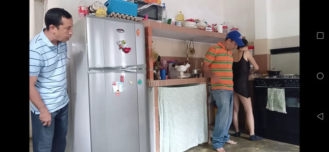 El cornudo mira sorprendido como su padrastro me folla duro en la cocina mientras trago su leche.