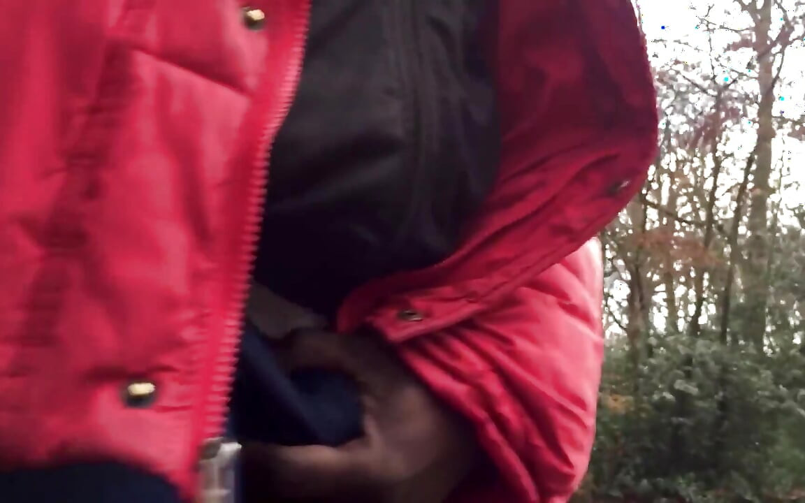Dakle, zima je i napolju je super hladno. Sa donjim vešom unutra, napolju sam i o tome