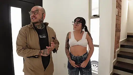 I'm fucked by the worker my stepmom hired - cumshot in the mouth