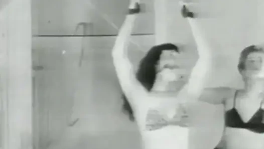 Девушки связывают себя