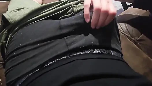 Ngusap memek cowok ini pakai celana pendeknya