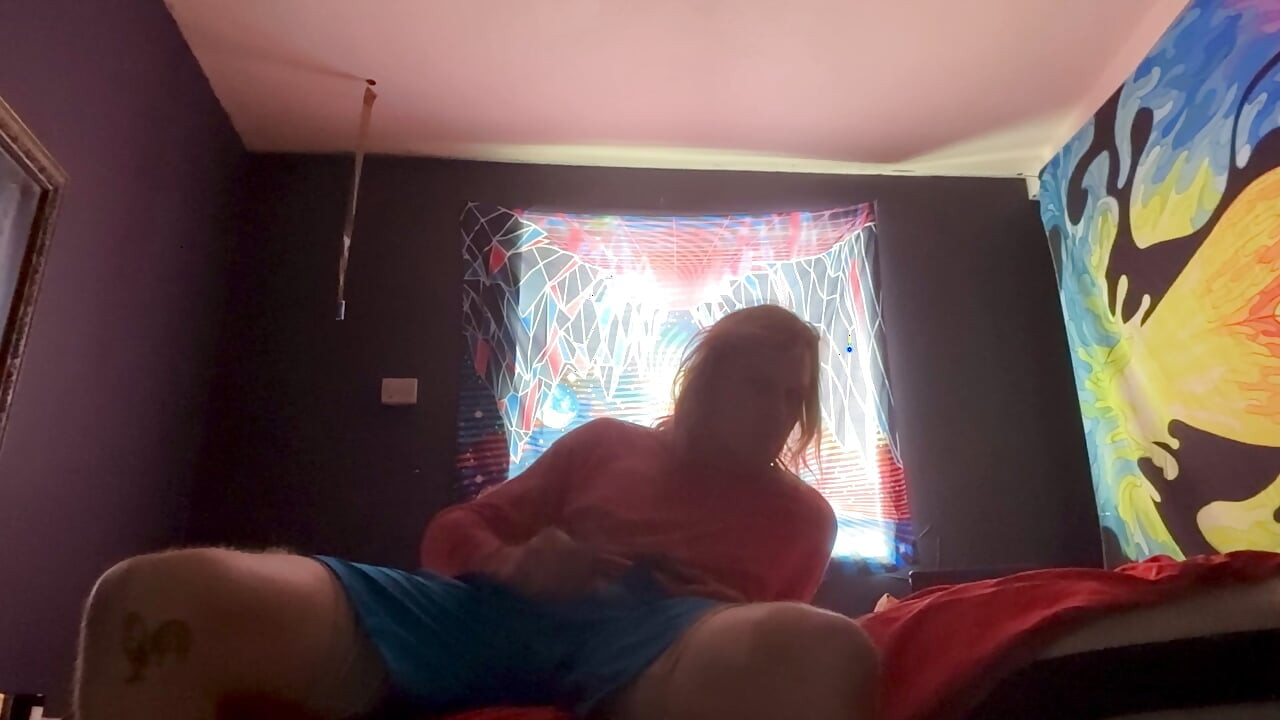 Hung guy try’s out jerking off on cam