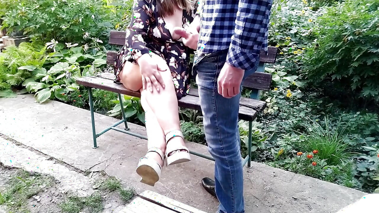 El hijastro se corre sobre las piernas desnudas de la madrastra