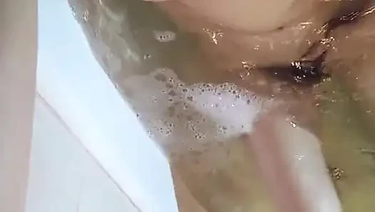 Sexy milf liebt es, ihre haarige muschi zu berühren