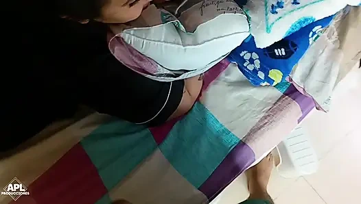 Saya suka melihat ibu tiri saya menekan vaginanya untuk membuatnya basah sebelum mengendarainya