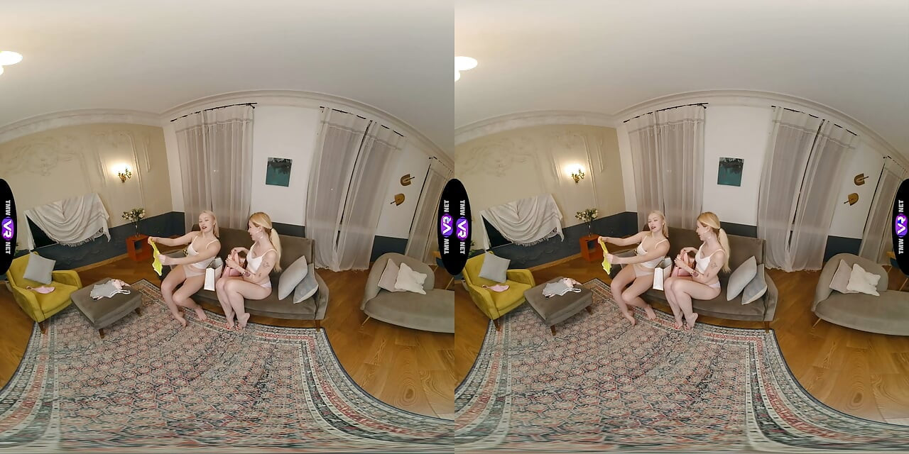 Sara Bork i Stacy Fort dzielą się gorącą lesbijską sesją - TeenMegaWorld