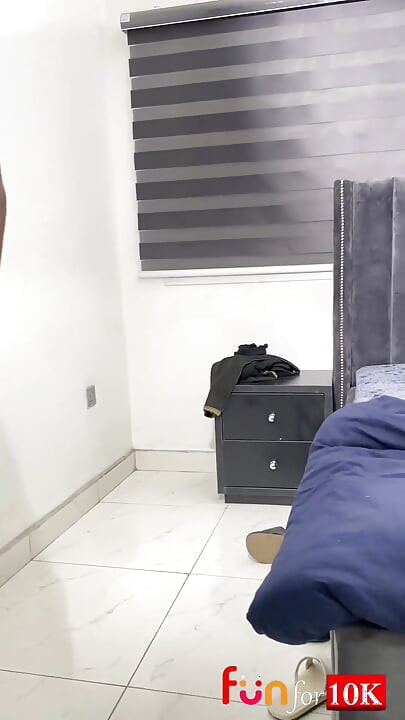 몸집이 작은 마른 날씬한 창녀를 위한 2명의 큰 자지