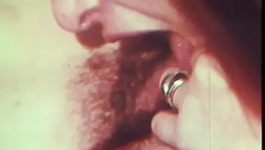 Büyük bir yarak için edepsiz klasik üçlü seks