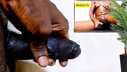 Ateşli porno şişeyle sikişirken yalnız genç mastürbasyon yapıyor, sert dölüm boşalana kadar kendi cinsel zevkin tadını çıkarıyor