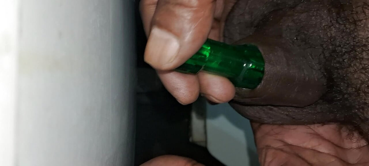 ペニスをめちゃくちゃにしてる