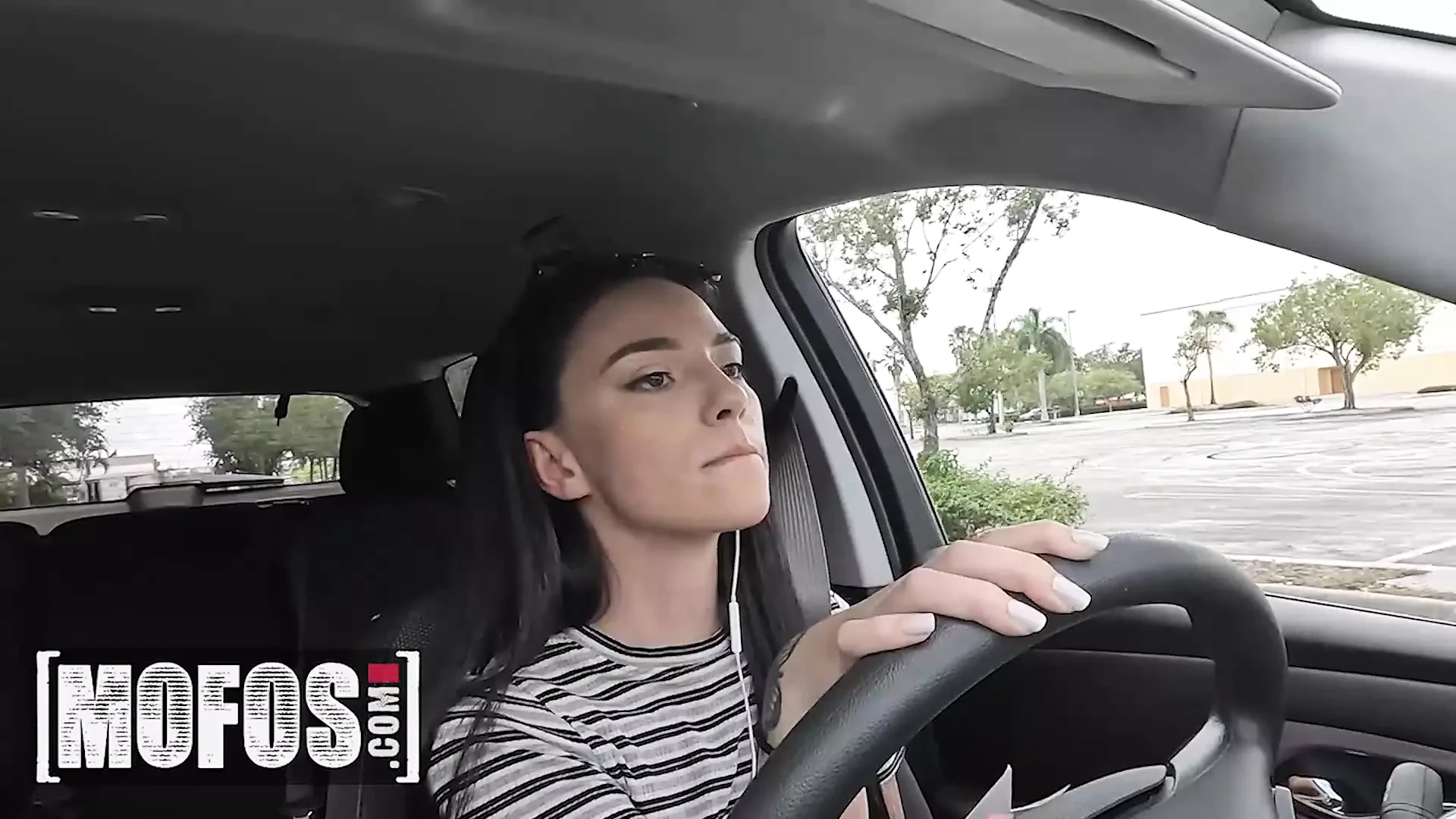 Mofos - JMac se fait chevaucher par le chauffeur Uber sexy Gianna Ivy et la taquine quand il trouve des godes dans sa voiture