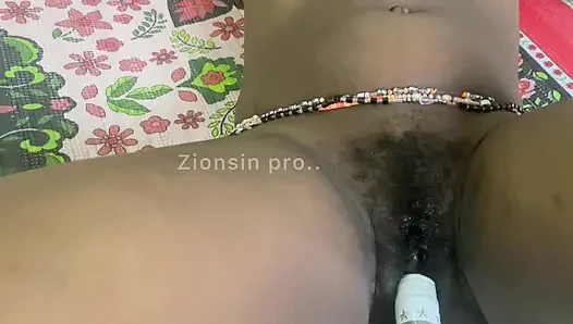 Fick Ebenholz-mädchen Mit Beinen Und Riesiger Flasche