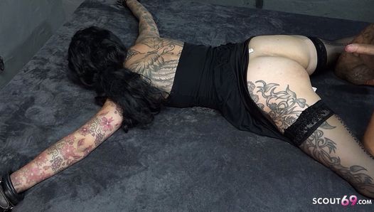 Привязанную немецкую татуированную зрелую трахает и получает кримпай сзади незнакомец