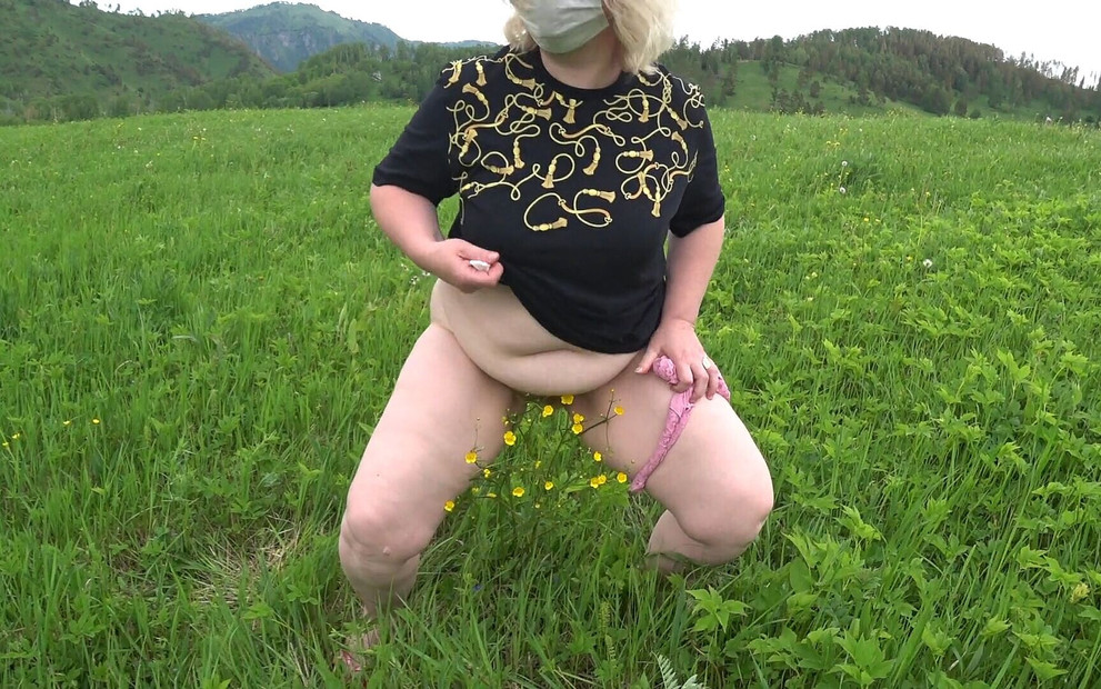 꽃과 풀밭에서 털이 무성한 성숙한 보지의 오줌. 공원에서 야외에서 소변을 보는 통통한 밀프. 흑인 대물 자지에게 따먹히는 거유