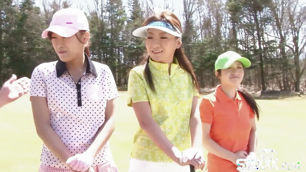 Mga cute na Asian teen girls na naglalaro ng strip golf
