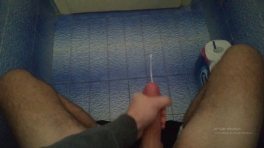 Cumming en un baño