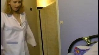 그녀의 직업을 구하기 위해 다시 섹스하는 Bkr naught 간호사!