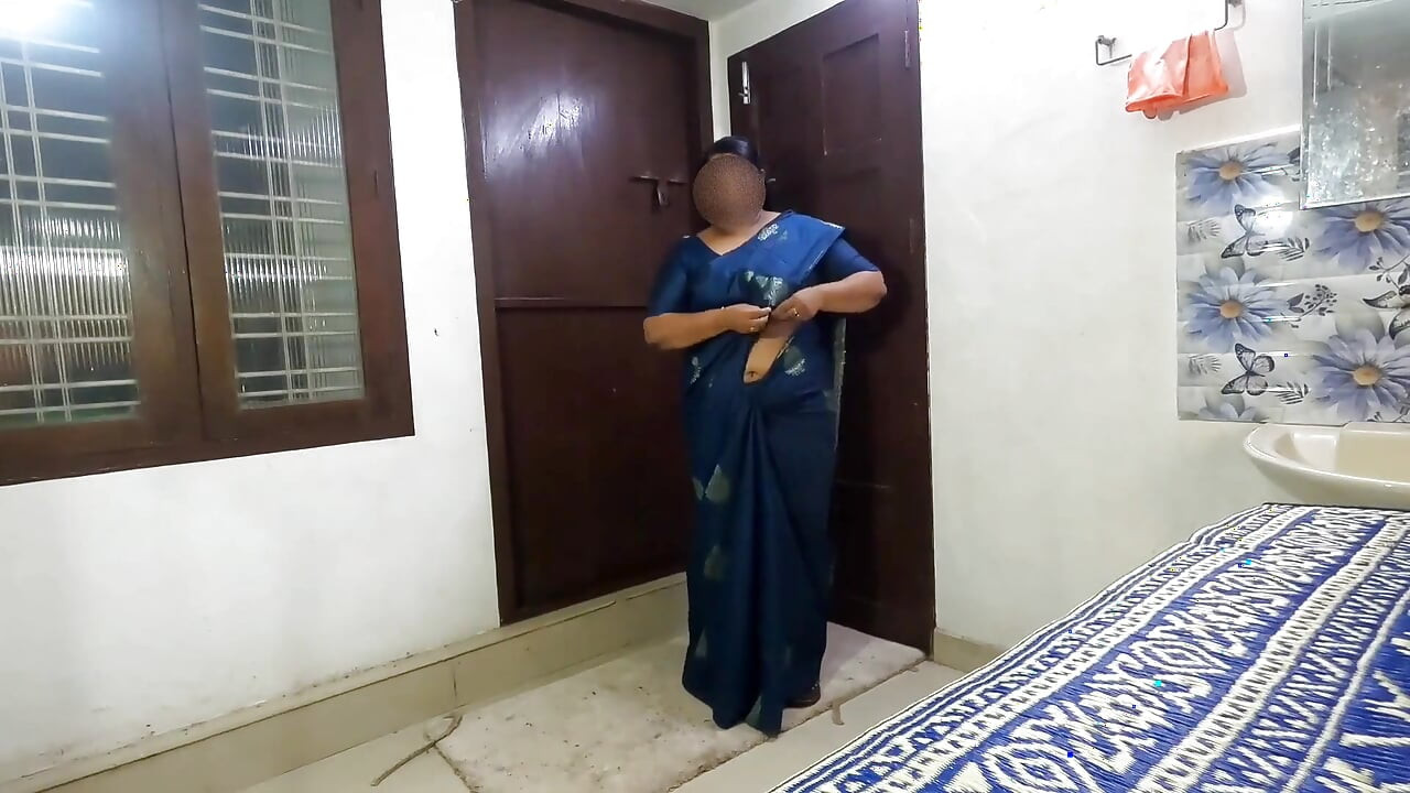 섹시한 통통한 몸매를 보여주기 위해 Saree를 제거하는 파란색 Saree의 섹시한 바비. 큰 보스와 후장
