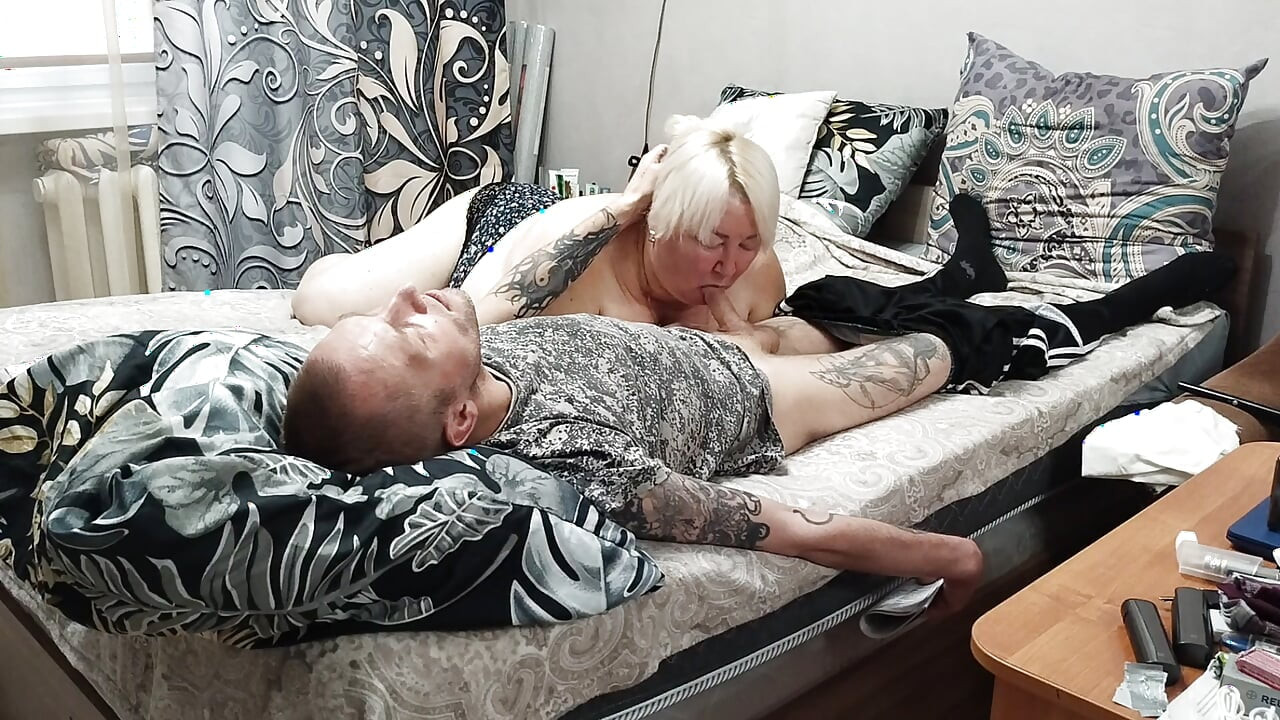 彼女が熱い精液の一部のためにフェラチオをする