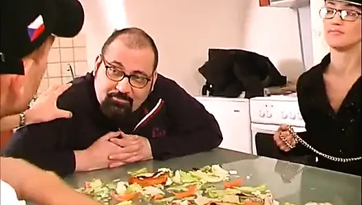 Seksi esmer hatun mutfakta büyük yarak emiyor... ağzına boşalma
