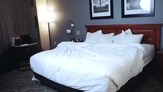 Schwarze teen stieftochter teilt ein hotelbett mit stiefvater