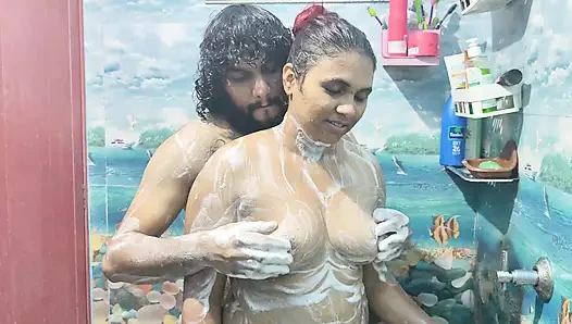 Romansa mandi dengan handjob dan lip lock