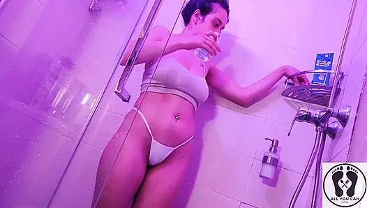 TAM DUŞ SAHNESI YAĞLANMıŞ VÜCUT FETIŞI WAM SÜT ÜZERIME BOŞALıYOR