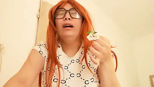 Niesende blondine kann nicht aufhören, nachdem sie Blumen gerochen hat