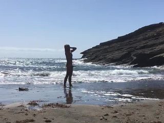 男孩裸体在海滩马斯帕洛马斯