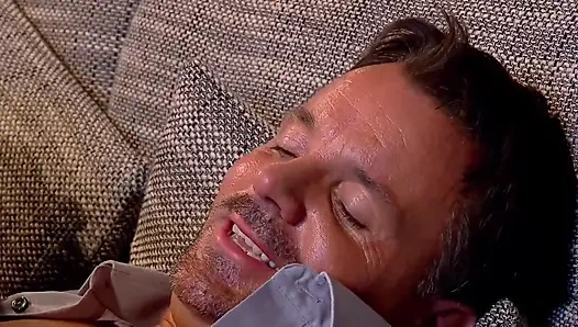 Cewek semok latina ini nyepong kontol santa sampai dicrot di dalam