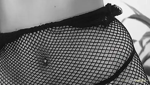 Myra снимает свою рыбную одежду перед хардкорным тройничком