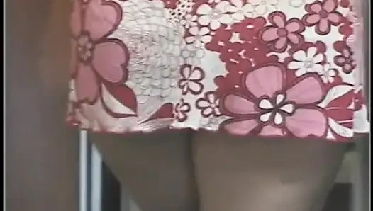 Lustvolle blondine mit zöpfen tiefe kehlen und wird dann vollgespritzt