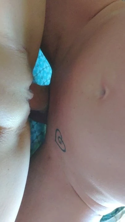 Petite coquine qui accueille ma bite gentillement