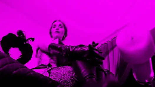 Eva lateks fetish tante seksi dengan sepatu bot bdsm lagi asik muasin pantat bahenolnya