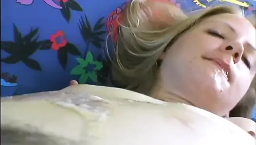 Волосатую миниатюрную трахают в рот, винтаж