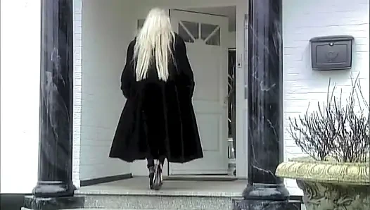 Wanita itu suka melakukannya di tangga