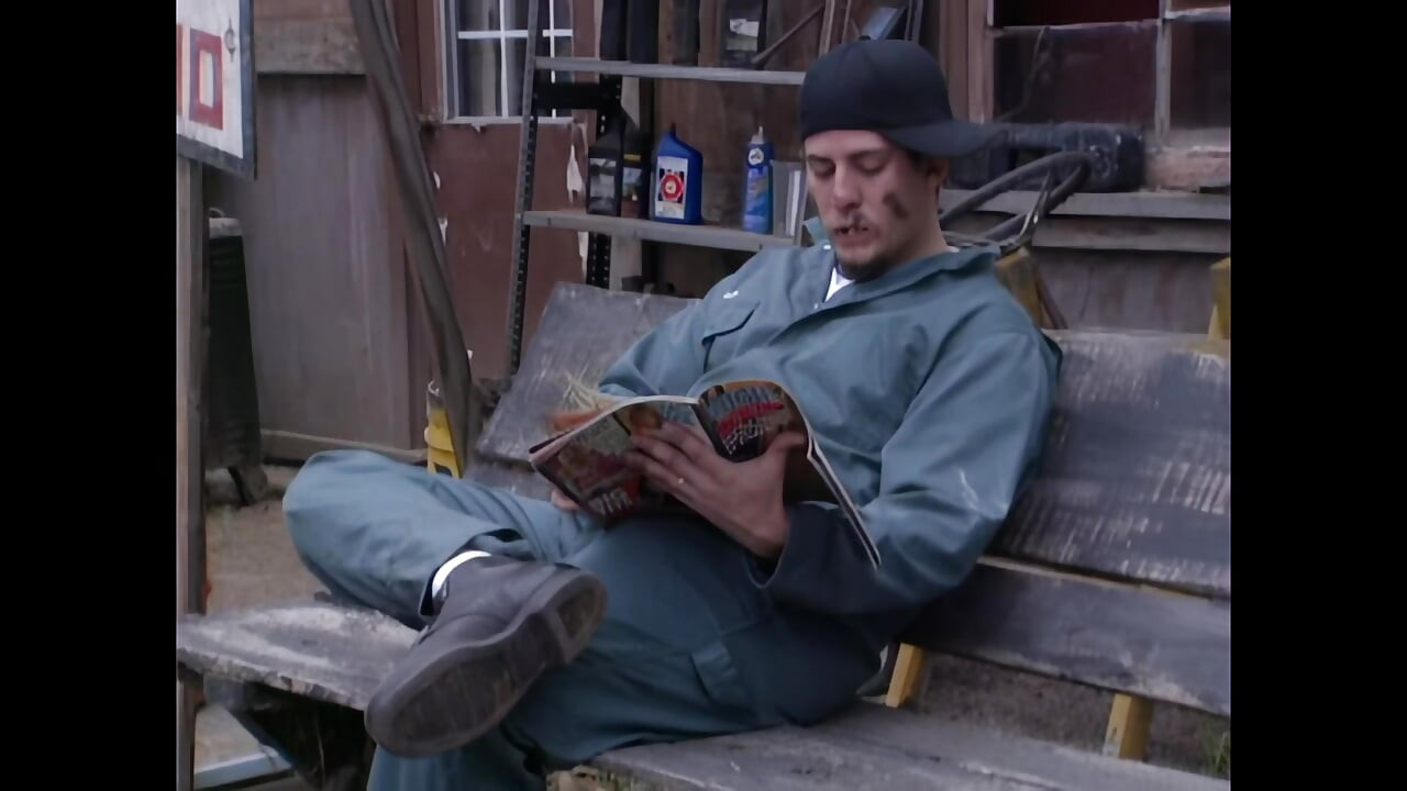 Μια νεαρή κοκκινομάλλα ανυπόμονη για πούτσα καβαλάει το μεγάλο πούτσο του υπαλλήλου του βενζινάδικου