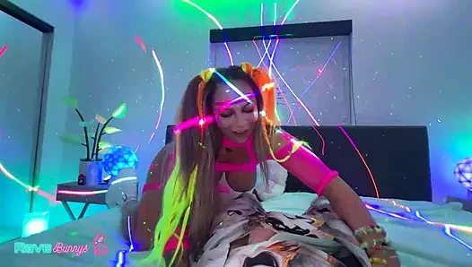 Грудастая Rave красотка Essie Gotback получает ее киску, вылизывая ди-джеем!