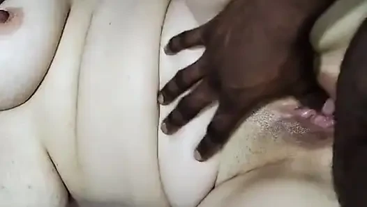 Olgun bir kadın anal seks yapıyor ve vücudunun kontrolünü kaybediyor